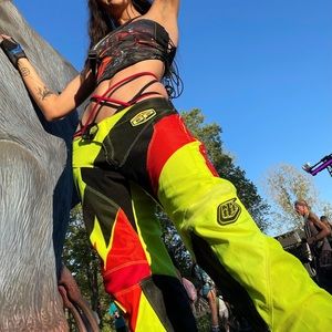 Men’s size 28 Troy Lee designs motocross pants